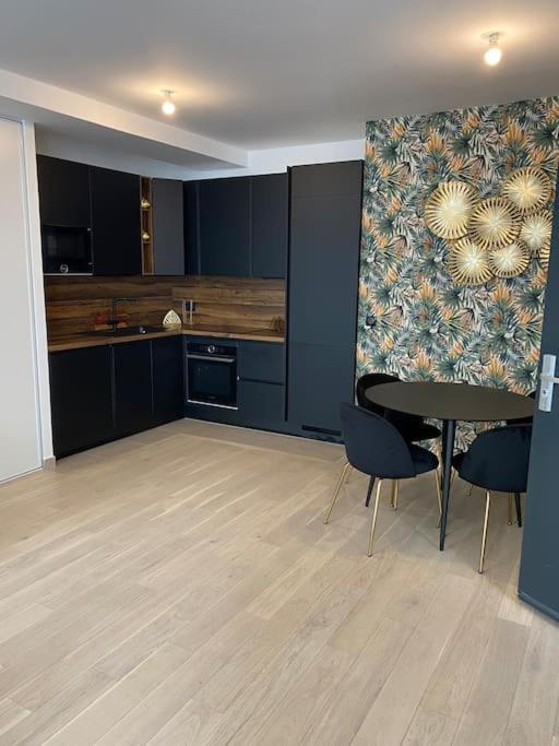 Brand New 1 Bedroom Flat With Parking- 5 Min Paris Pte De Versailles Issy-les-Moulineaux Buitenkant foto